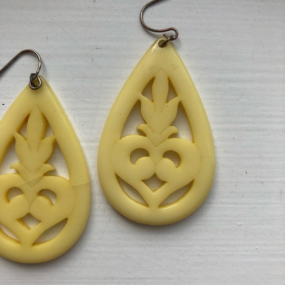 Vintage yellow ivory Victorian-style drop earrings - Picture 3 of 7